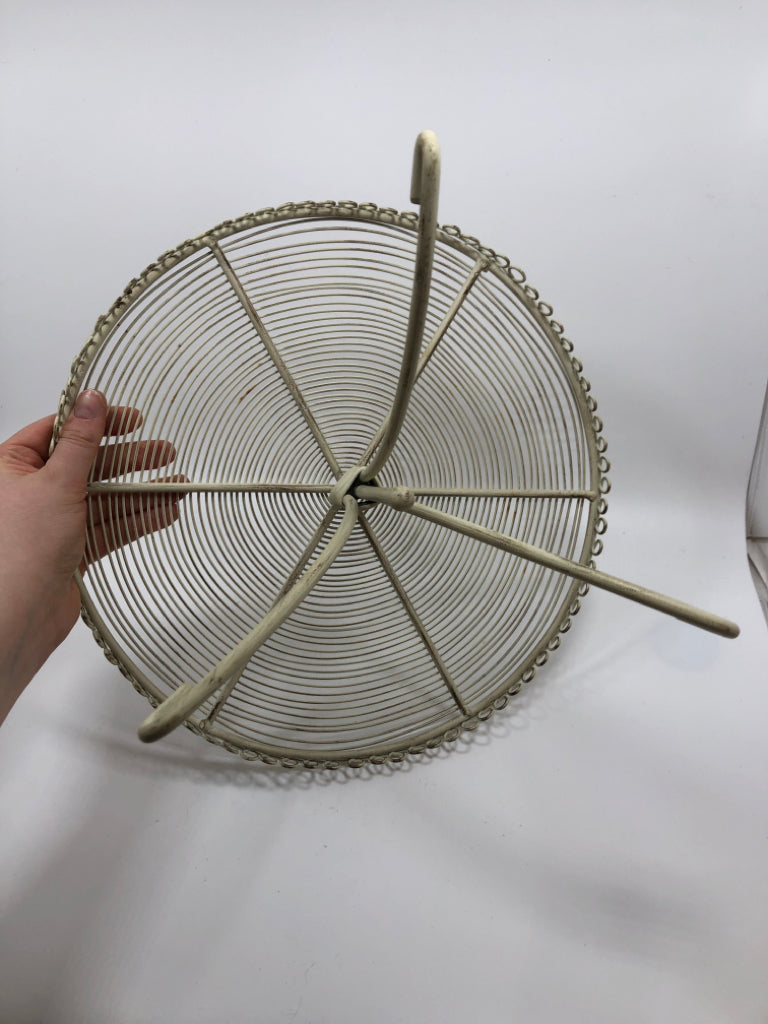 WHITE WIRED CAKE STAND.