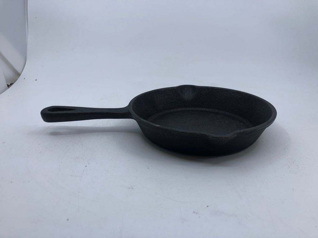SMALL CAST IRON PAN.