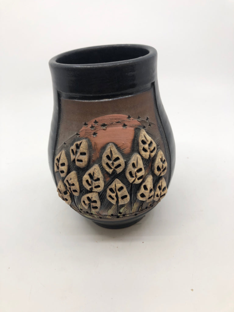 BLACK TEXTURED LEAVES VASE.