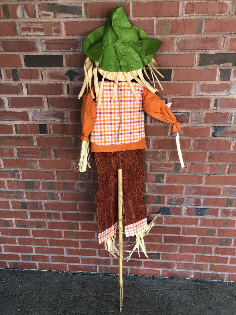 SCARECROW W/GREEN HAT YARD DECOR.