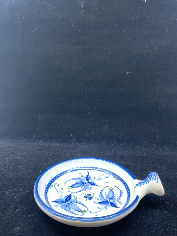 SMALL BLUE AND WHITE BOWL W HANDLE.