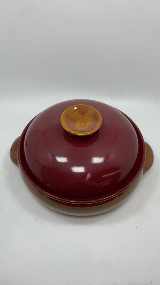 BROWN AND RED GLAZED POTTERY CASSEROLE DISH W/LID.