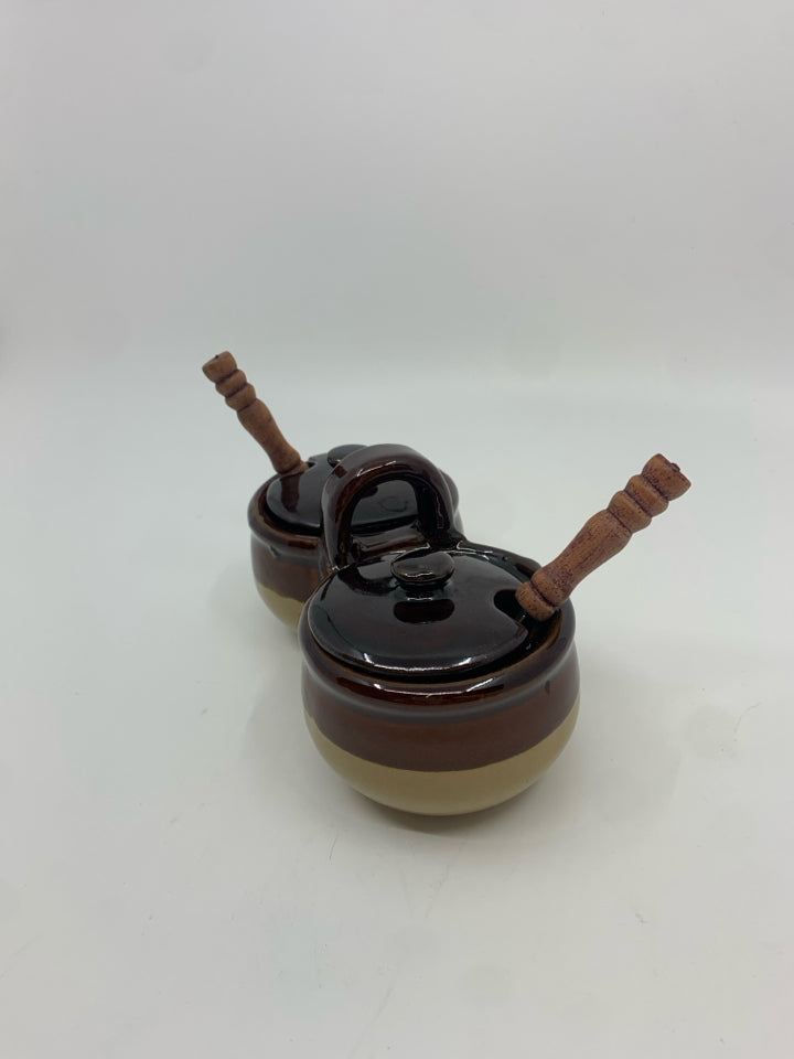 2 TONE BROWN SALT AND PEPPER SHAKER W SPOONS.