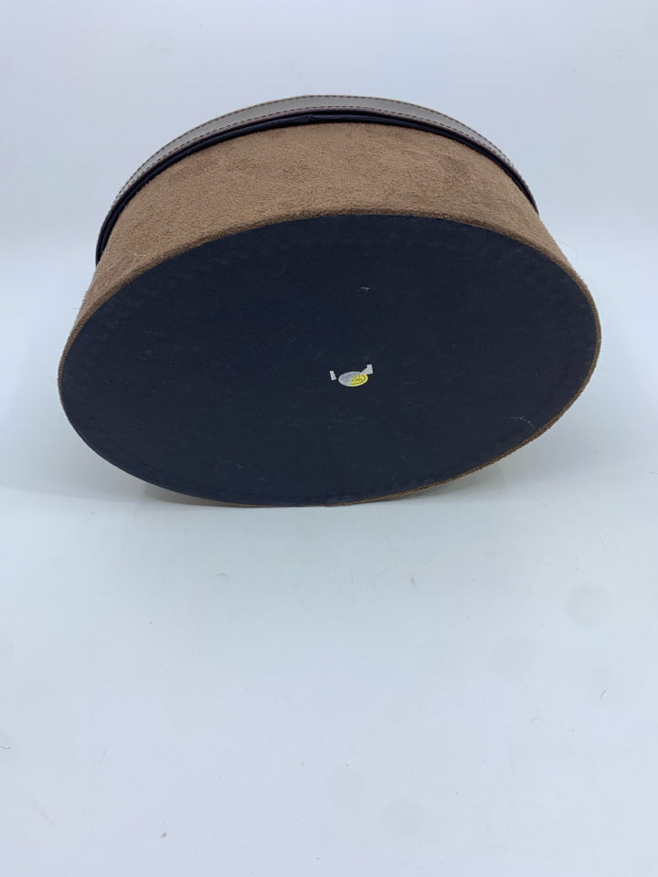 OVAL FAUX SUEDE BOX W LID.