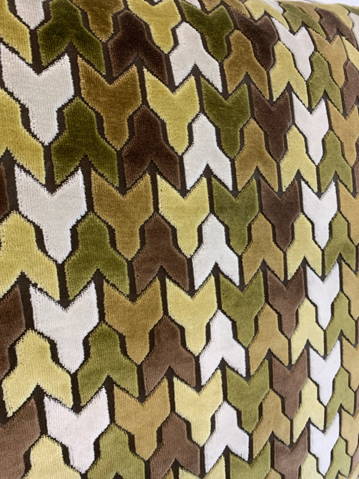 BROWN/TAN GEOMETRIC PILLOW.