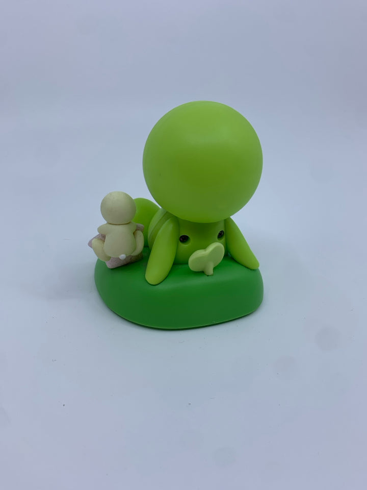 GREEN ALIEN SOLAR BOBBLE HEAD