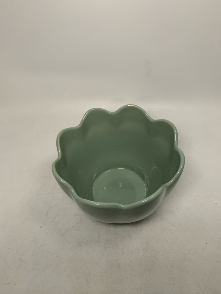 CERAMIC PLANTER W/ SCALLOP EDGE.
