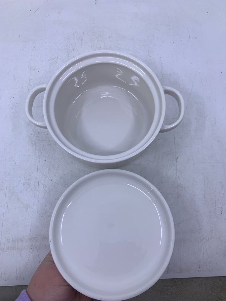 WHITE CIRCLE BAKING DISH W/ LID HANDLES.