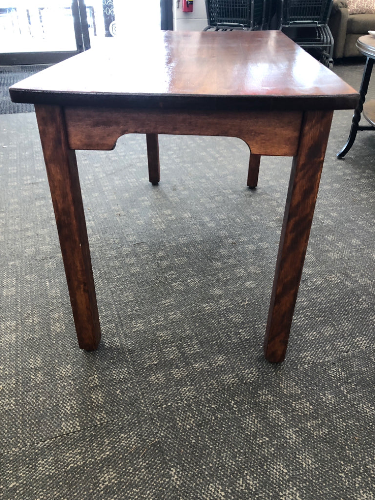WOOD COFFEE TABLE.