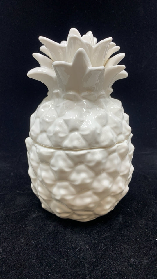WHITE CERAMIC PINEAPPLE CANDLE W/TOP.
