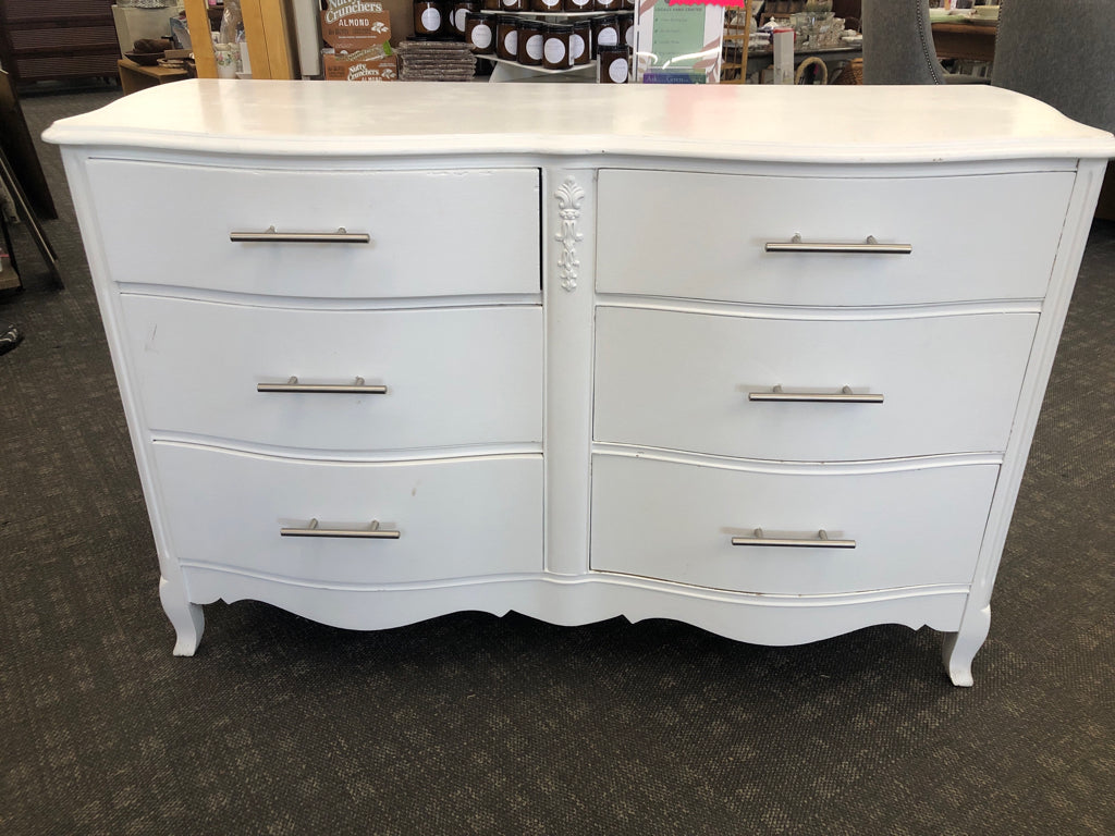 6 DRAWER PAINTED WOOD DRESSER W/ SILVER HARDWARE.