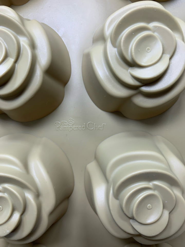 12 SLOT SILICONE MUFFIN CUPCAKE DESSERT MOLD FLOWERS.