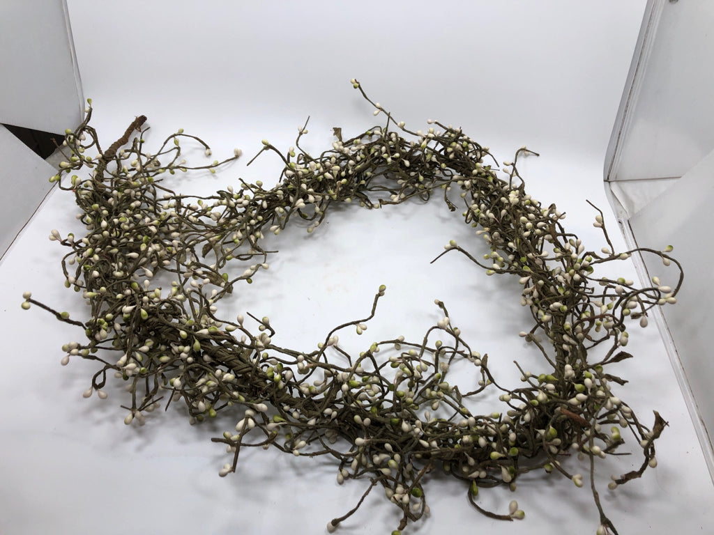 WHITE & GREEN PIP GARLAND.