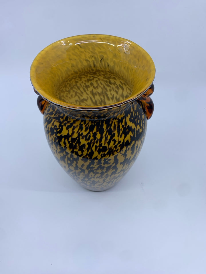 BLOWN GLASS LEOPARD PRINT URN VASE.