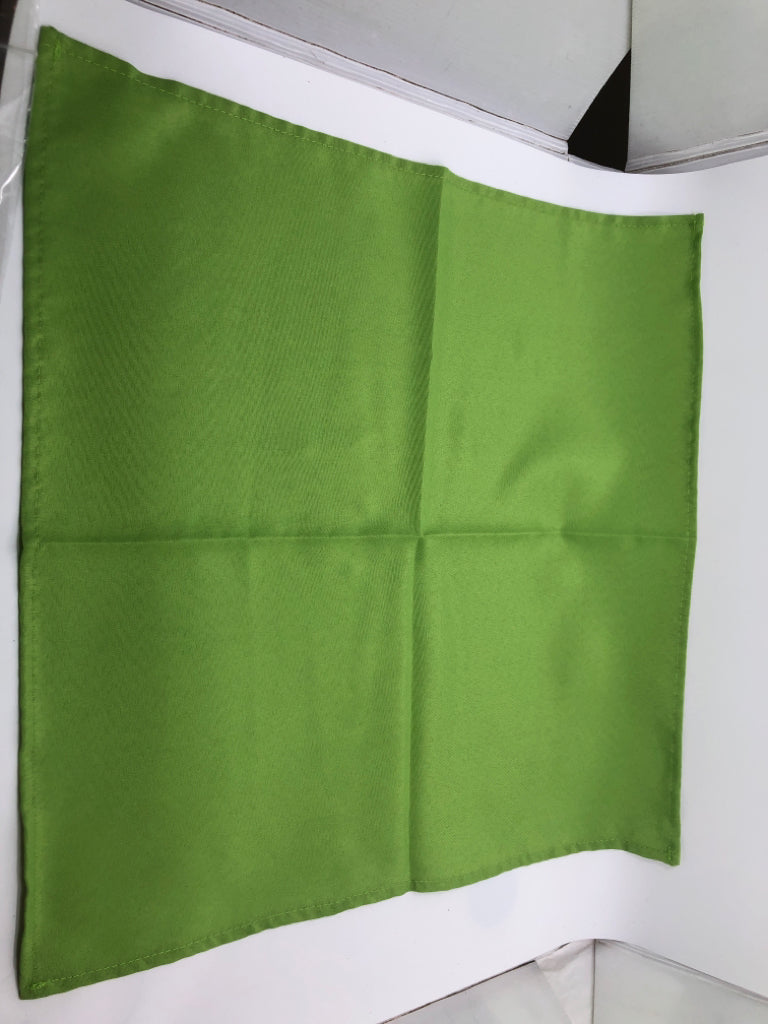 6 GREEN NAPKINS.