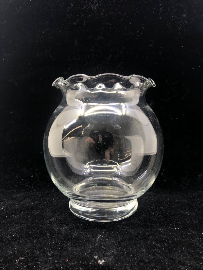 SMALL GLASS VASE W/RUFFLE TOP.