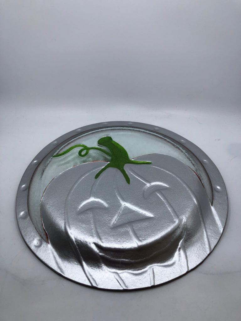 PUMPKIN EMBOSSED GLASS SERVING PLATE.