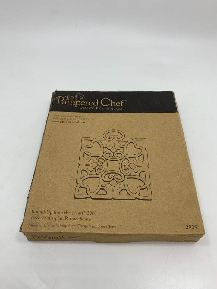 NIB PAMPERED CHEF TRIVET.