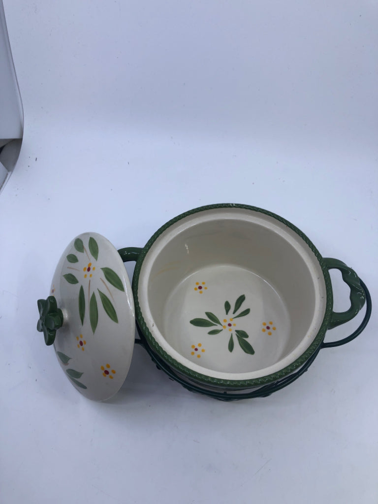 3PC BAKER W LID, STAND AND TRIVET.