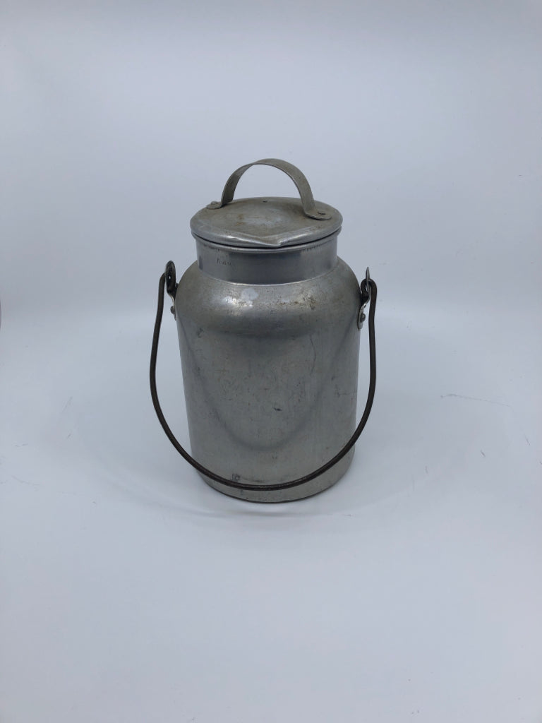 VTG METAL CANISTER W LID AND HANDLE.