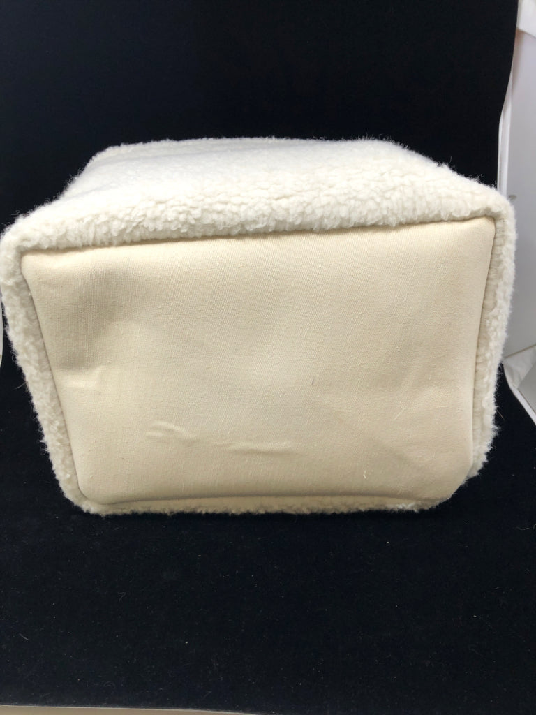 SHERPA STORAGE BIN W/HANDLES.