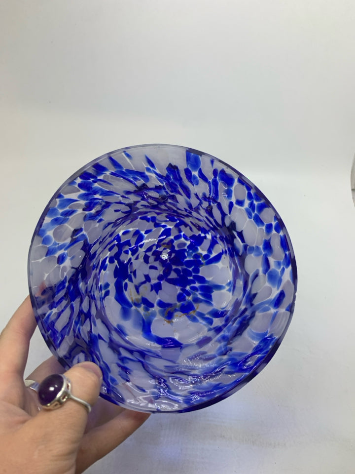 BLUE/WHITE SPOTTED HURRICANE CANDLE HOLDER.