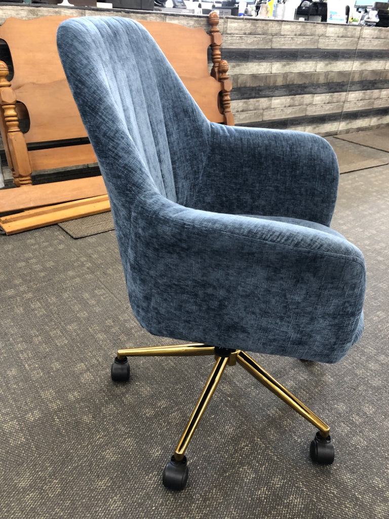 UPHOLSTERED ROLLING OFFICE CHAIR W/GOLD BASE.