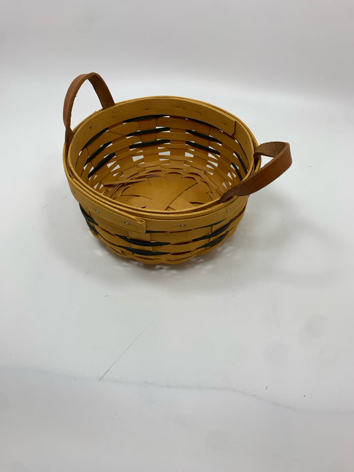 2001 ROUND BASKET W/BLUE STRIPE AND HANDLES.