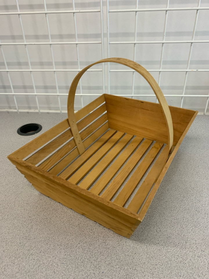 SM WOODEN BASKET.