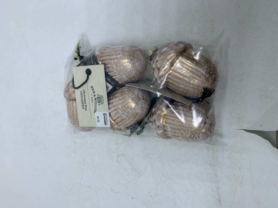 NWT 5 ACORN ORNAMENTS BEE & WILLOW IN BAG.