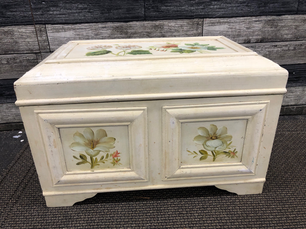 PAINTED FLOWER DISTRESSED STORAGE CHEST.