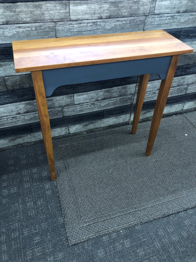 VTG GREEN FLORAL ENTRY WAY TABLE.