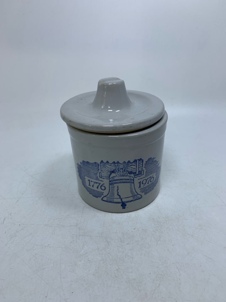 VTG STONEWARE CROCK W/ LIBERTY BELL 1776-1976 LID NO CLASP.
