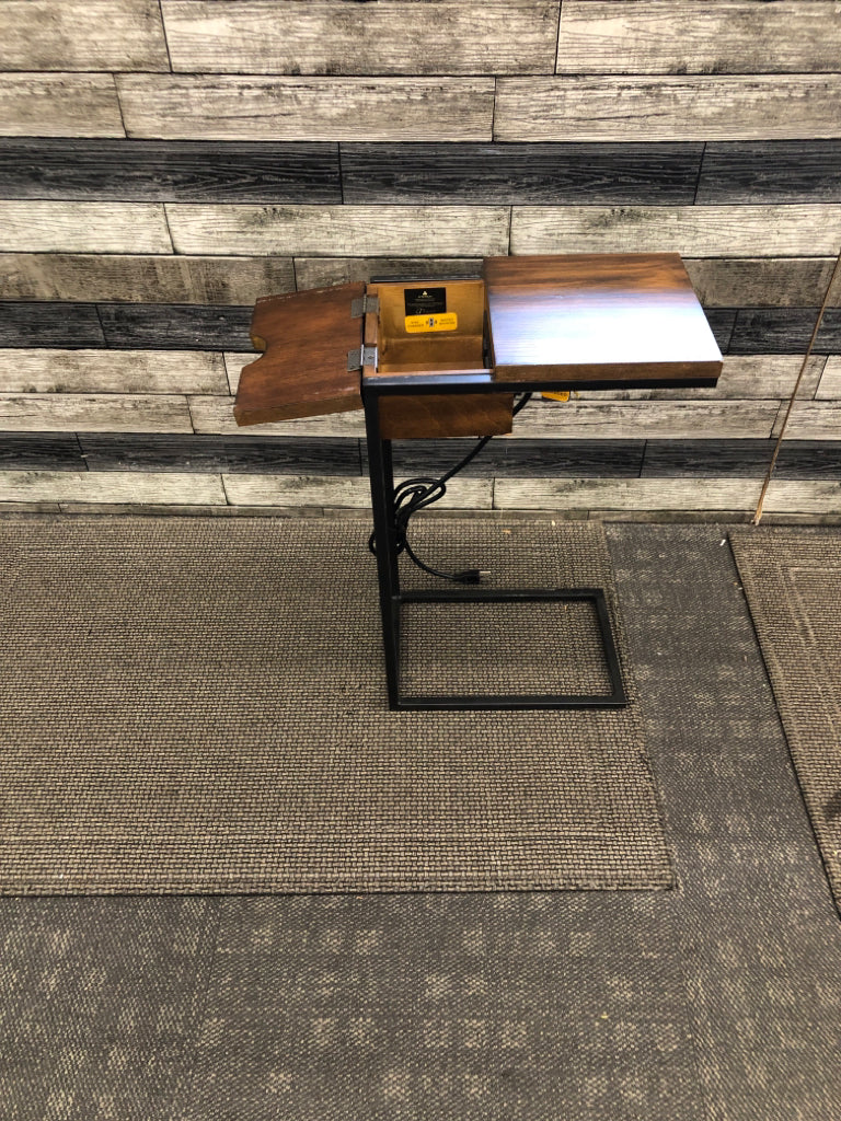 WOOD TOP SIDE TABLE W/BLACK METAL FRAME AND POWER STRIP.