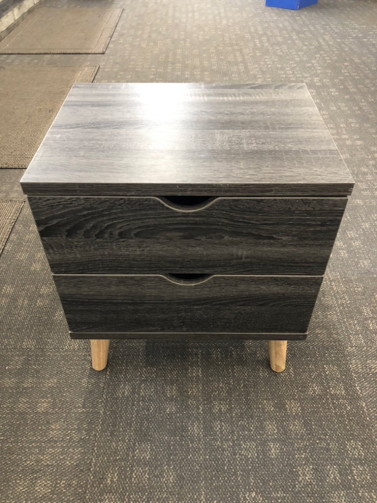MODERN 2-DRAWER GRAY WOOD SIDE TABLE.