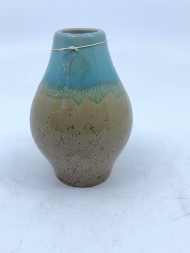 BLUE/TAN VASE W BEACH CHARMS.