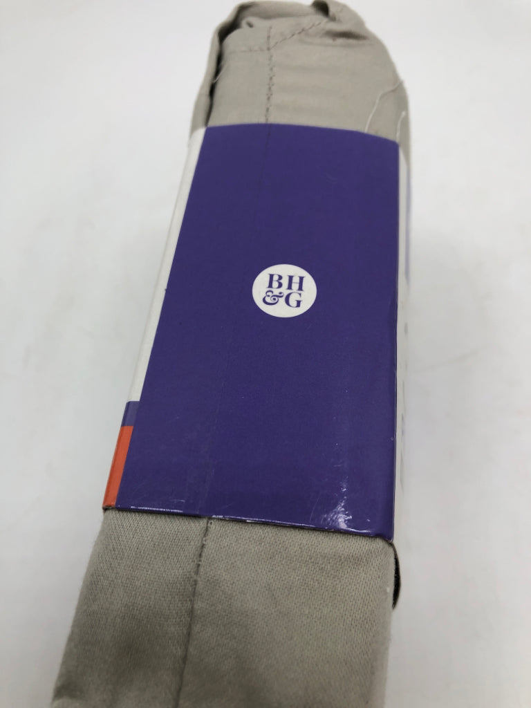 GREY COTTON SATEEN KING PILLOWCASES.