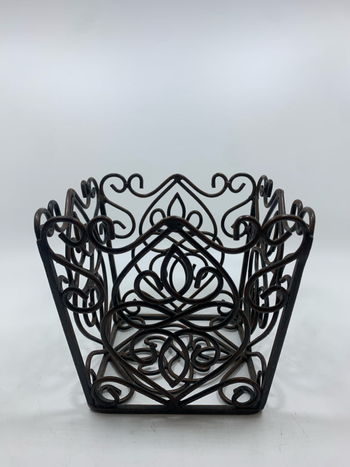 SM METAL SCROLL PLANT HOLDER.