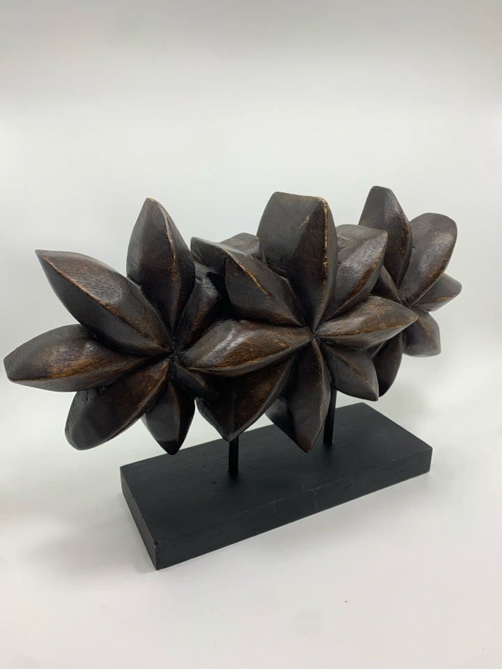 WOOD CARVED FLOWER DESK DECOR.