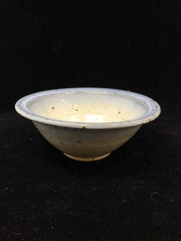 GREY/CREAM SPECKLED POTTERY BOWL.