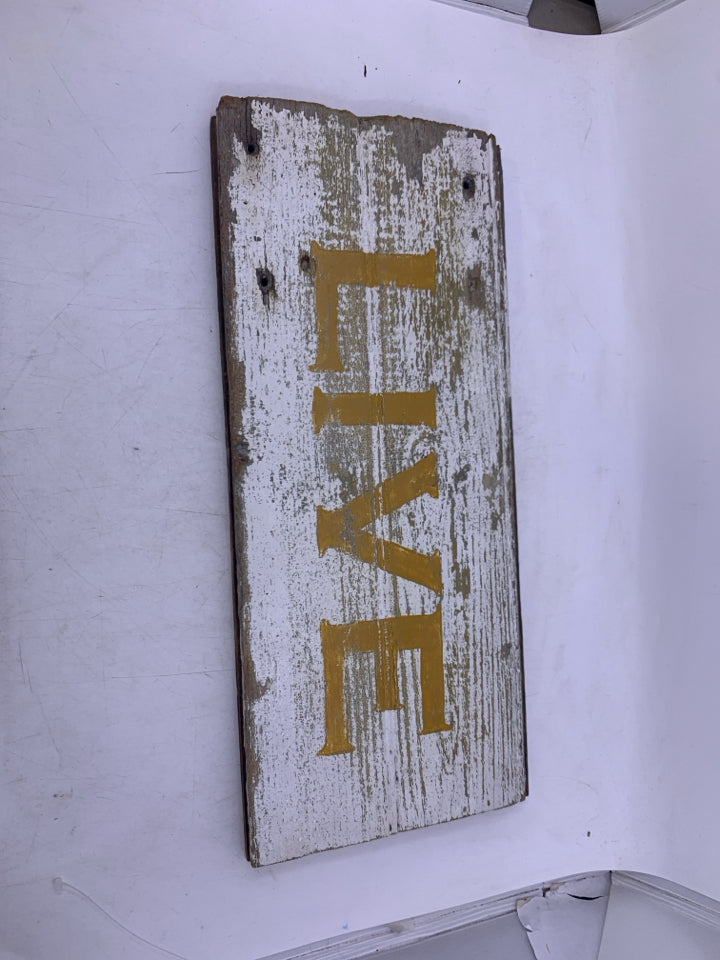 RUSTIC WOOD LIVE WALL HANGING.