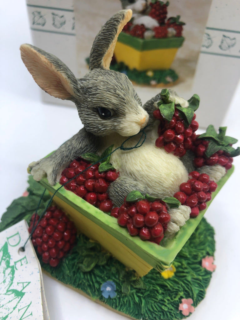 NIB THE BERRY BEST FIGURINE CHARMING TAILS