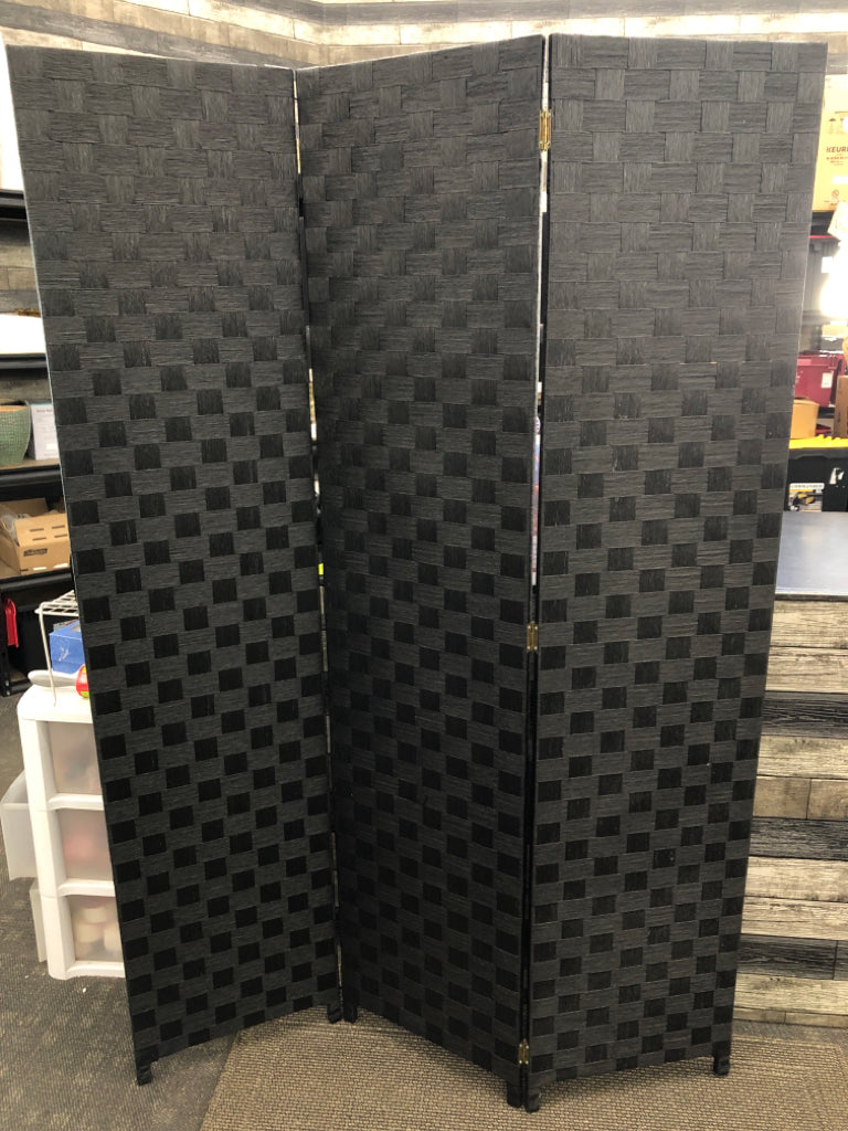 BLACK CHECKERED DIVIDER.