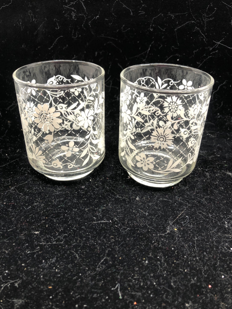 4 WHITE FLORAL JUICE GLASSES.