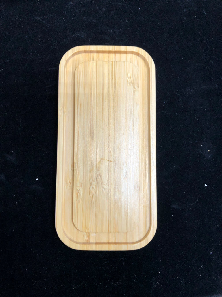 KIVY CLEAR GLASS BUTTER DISH W/WOOD BASE.