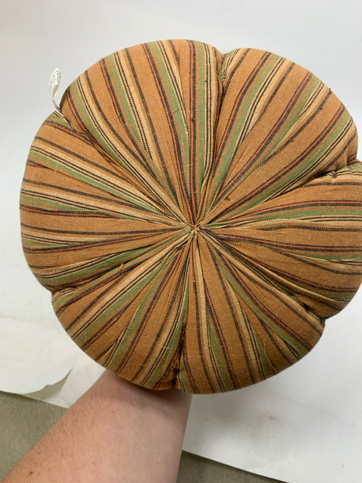 STRIPED PLUSH HEAVY BOTTOM PUMPKIN.