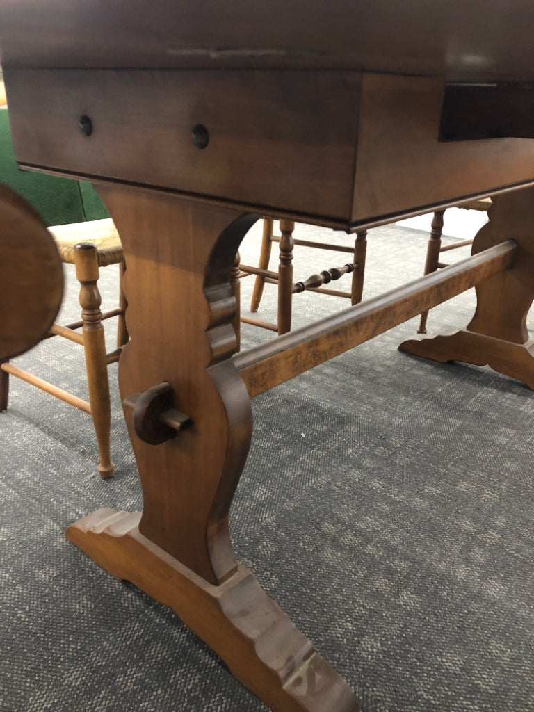 VTG STYLE LIGHT-WOOD DINING ROOM TABLE W/LEAF & 6 CHAIRS.