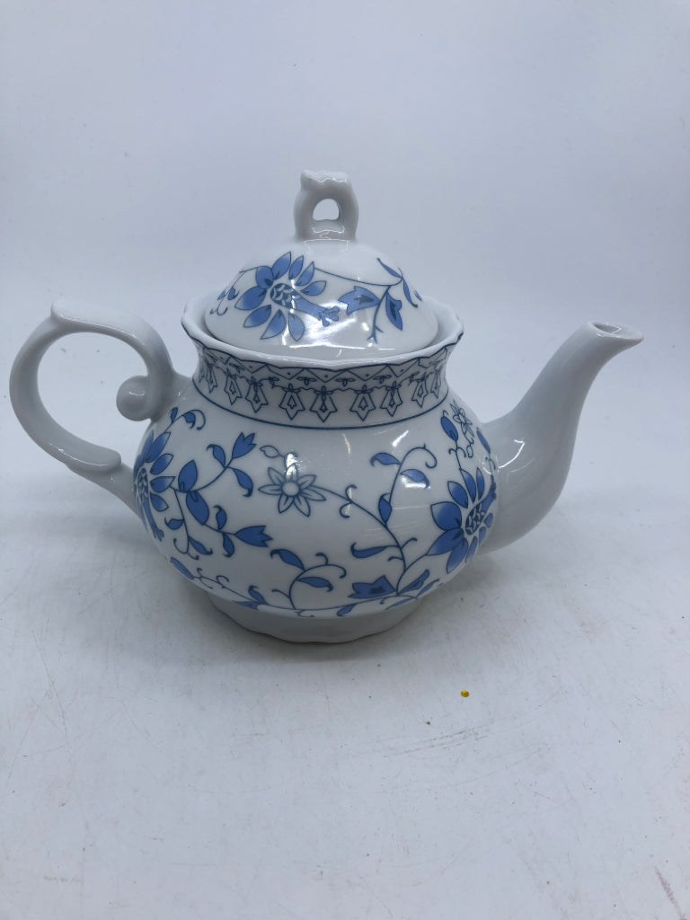 BLUE AND WHITE FLORAL PATTERN TEAPOT.