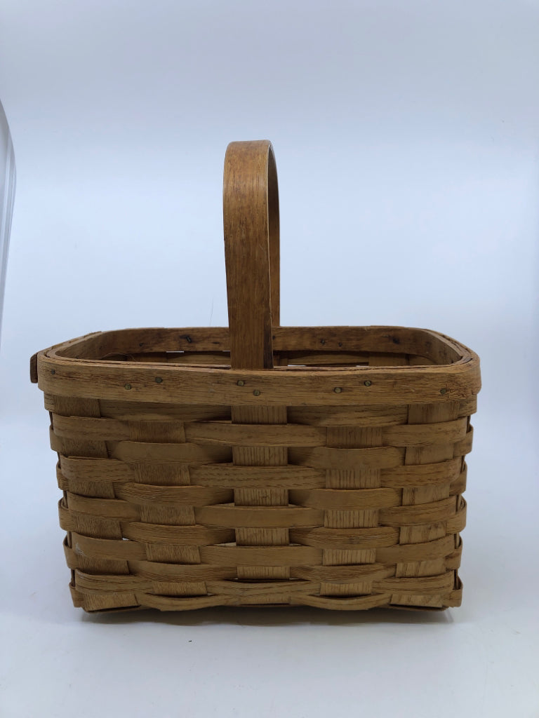 WIDE SLATS BASKET.