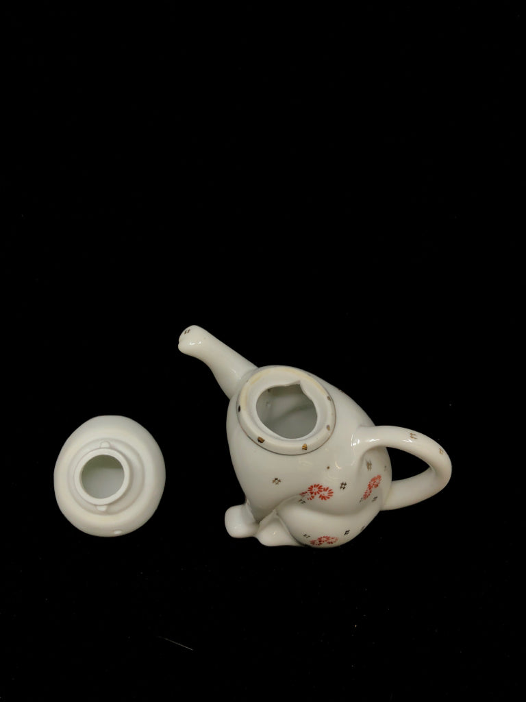 PORCELAIN CAT TEAPOT.